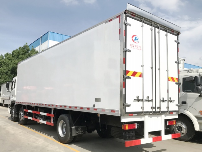 (廂長9.4米)東風(fēng)天龍小三軸冷藏車