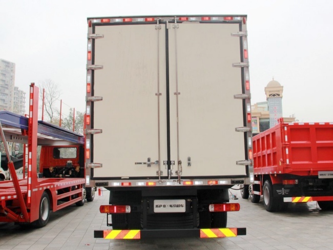 (廂長9.5米)解放J6M前四后八冷藏車