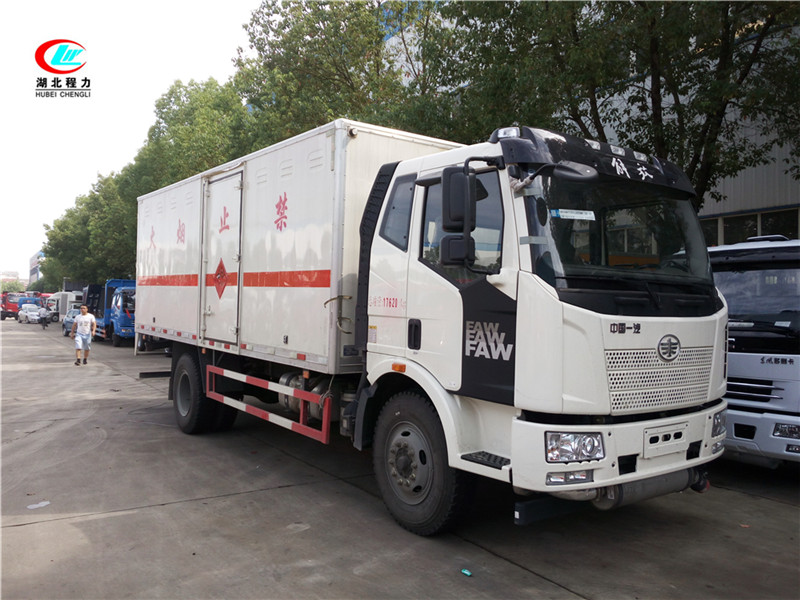 解放6.2米易燃液體廂式運(yùn)輸車【三類】