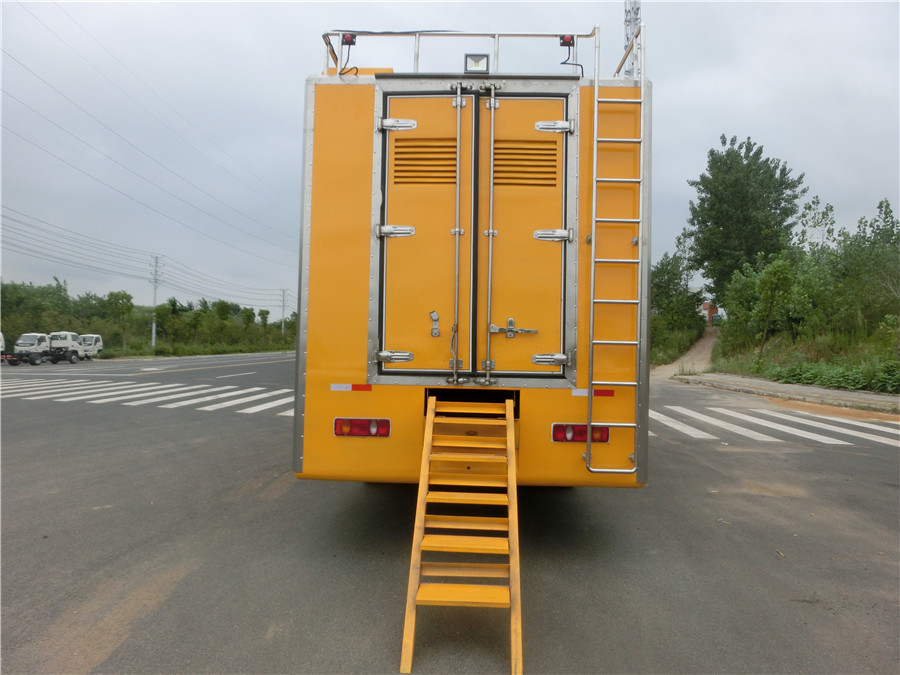 (廂長6.4米)東風天錦 餐車