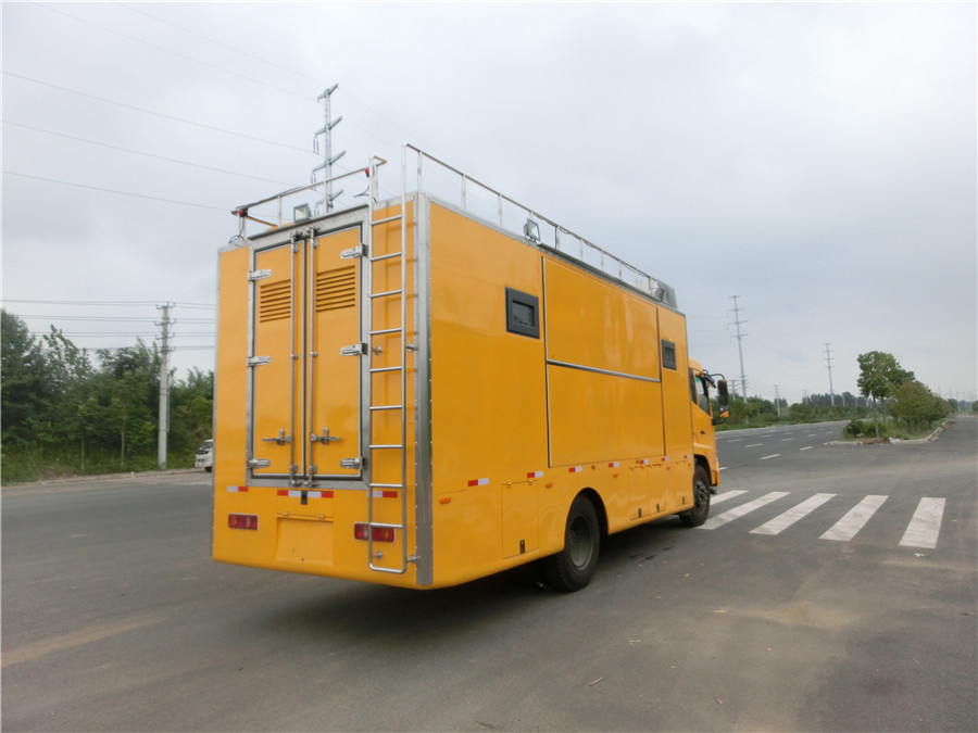(廂長6.4米)東風天錦 餐車