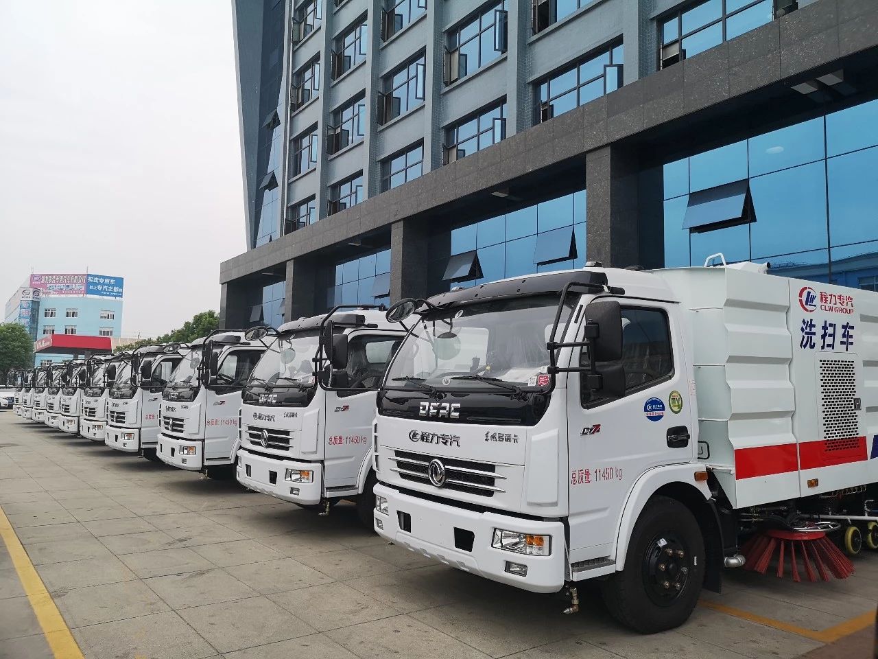 程力道路養護車與軍品車的美麗相約 程力道路養護車與軍品車的美麗相約