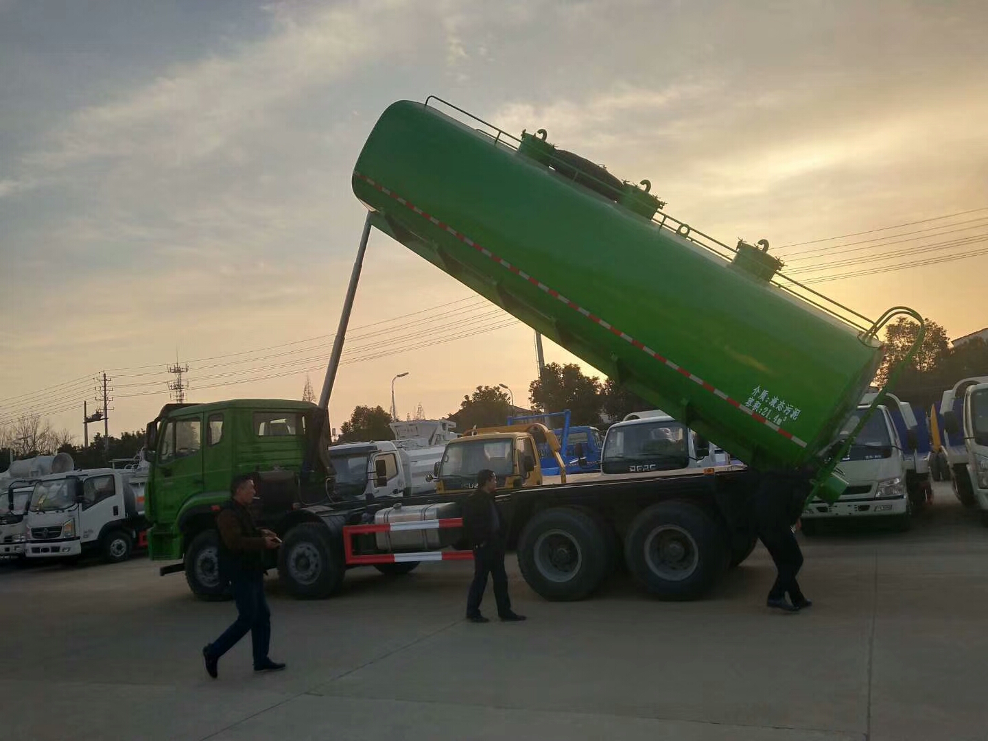 重汽污泥自卸運(yùn)輸車(24方)