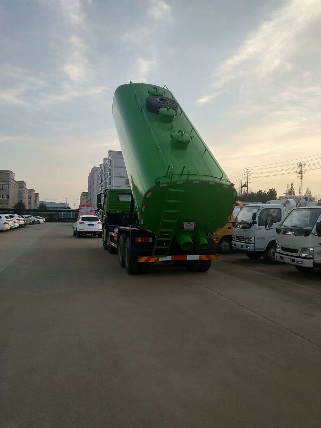 重汽污泥自卸運(yùn)輸車(24方)